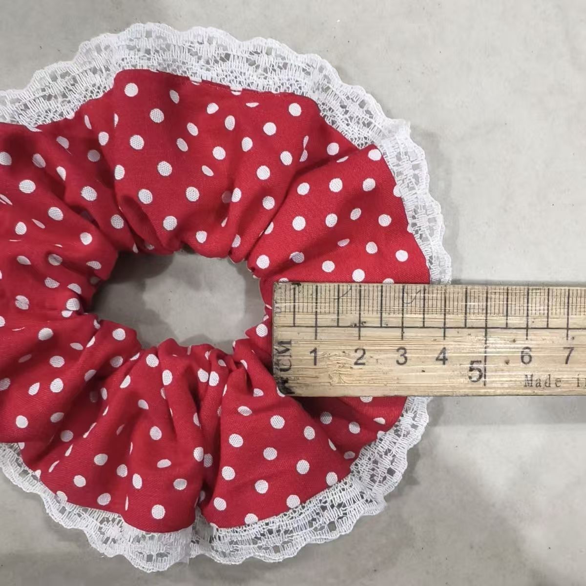 빨간색 바탕에 흰색 물방울 무늬 레이스 헤어 타이