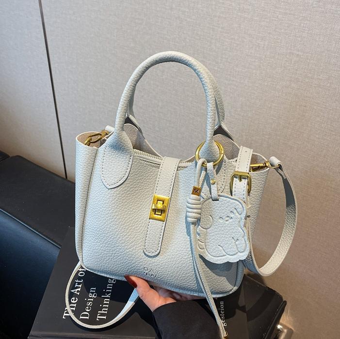 Este año, la popular explosión de la bolsa de cestas de verduras de mano para mujeres 2025 nuevo simple ocio de alta sensación bolso de cubo de transporte