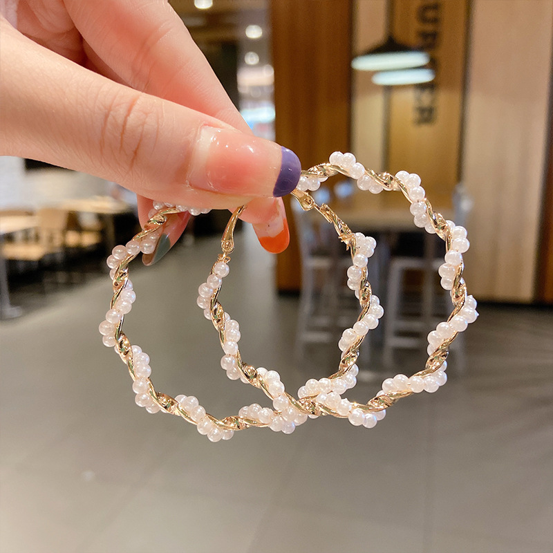Pendientes de perlas, pendientes de estilo caliente, lujo ligero, pendientes simples de celebridades de Internet, accesorios de Yiwu, venta al por mayor
