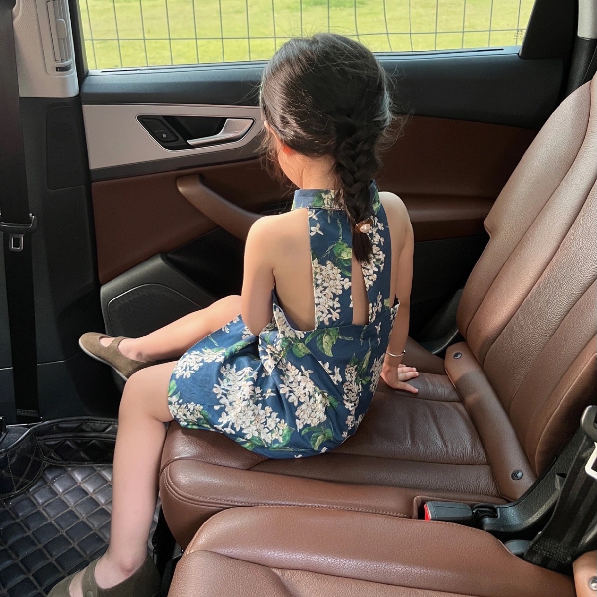 Children's Summer 2024 New Girls' Neckless Small Stand Collar Green Pearl Pendant Backless Hollow Improved Formal Dress Qipao