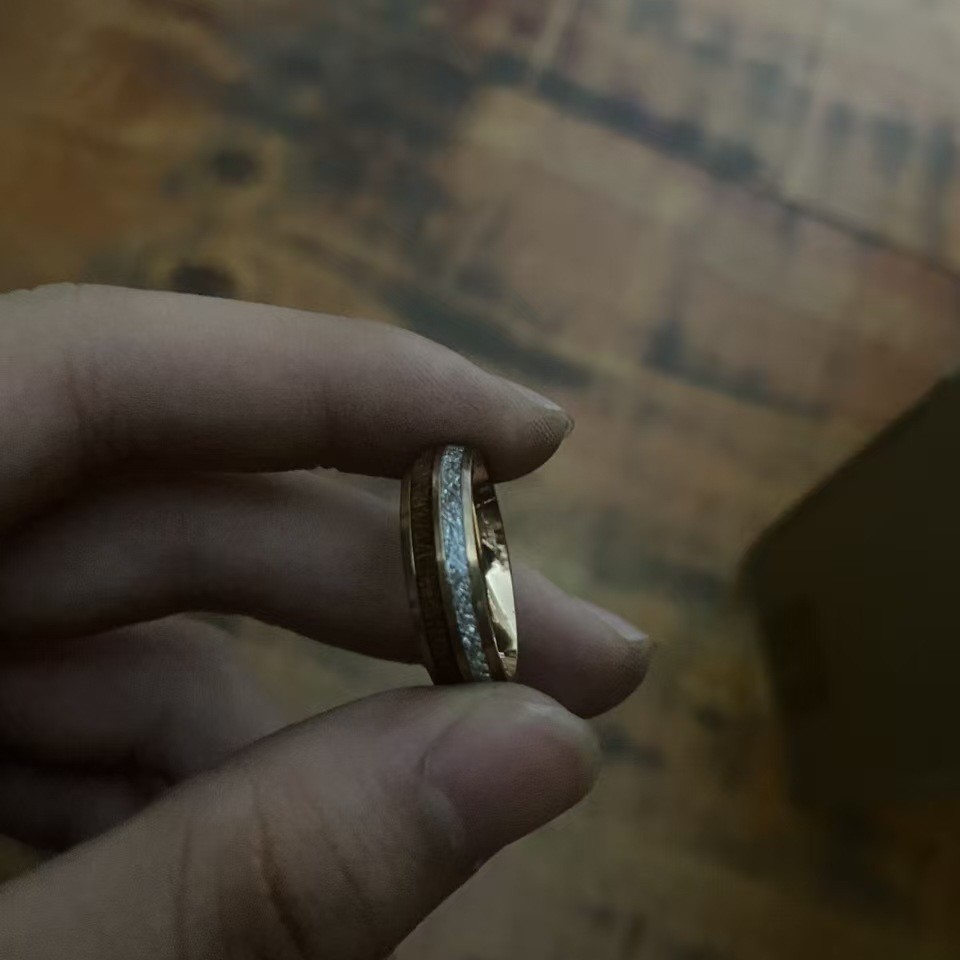 跨境热销斜边滴胶不锈钢镶相思木古风戒指6mm金色双槽木纹+蚕丝