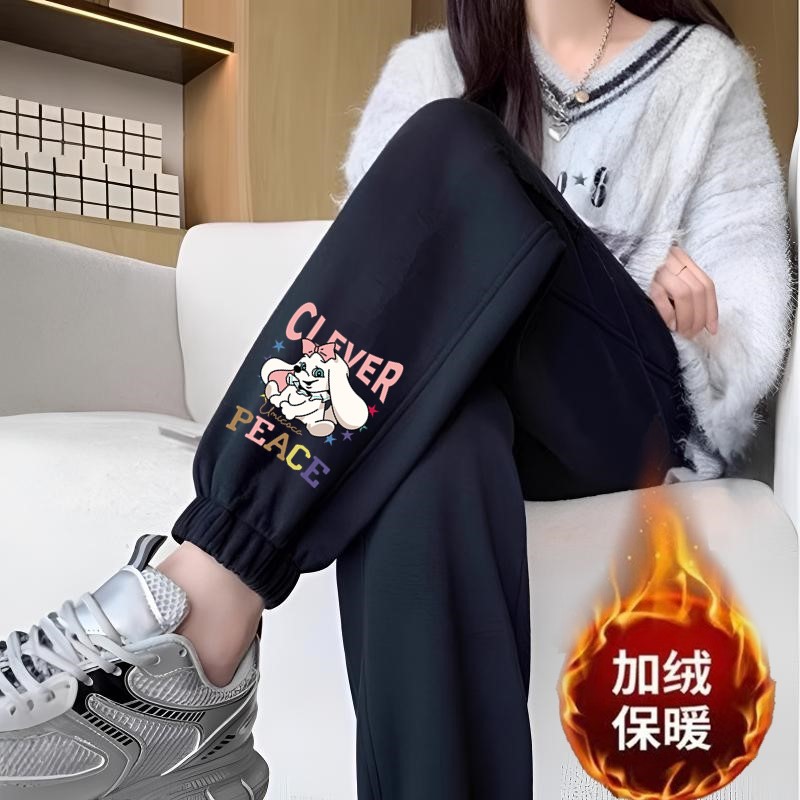 큰 귀 개 레깅스와 벨벳이 달린 검은색 바지