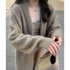 【3044人コレクション】秋冬の怠惰な風が膝の中の長いニットカーディガンの女性はゆったりとしていて、甘くて、モチモチとしています。