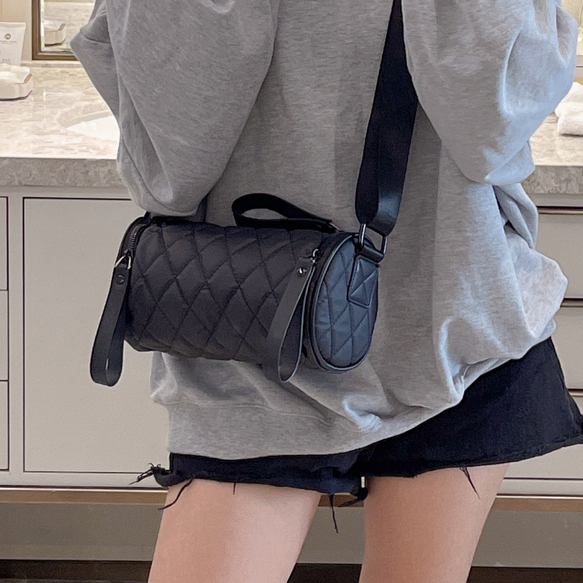 Cuscino a tracolla da donna con cilindro Lingge in tessuto di nylon Oxford 2024 Nuova borsa a secchiello per l'acqua a scacchiera_voghion.com