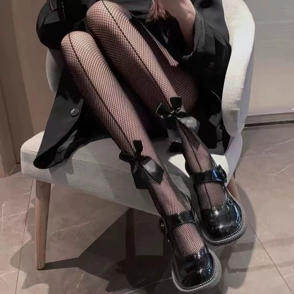 With bow, black