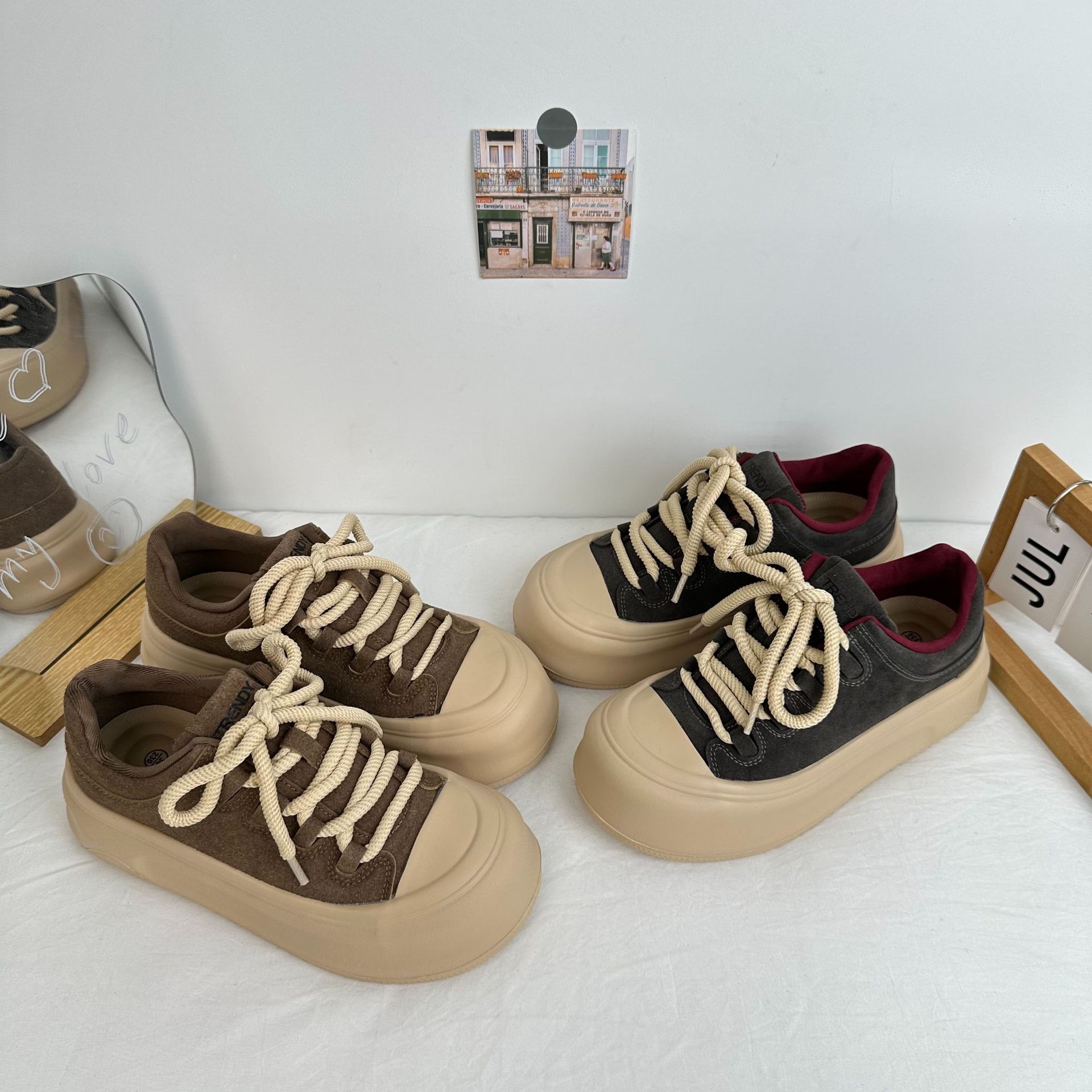 Los zapatos de skate retro americanos de cabeza grande para mujeres 2024 otoño nuevo cordón de cabeza redonda de moda zapatos de skate antideslizantes de suela gruesa A9870