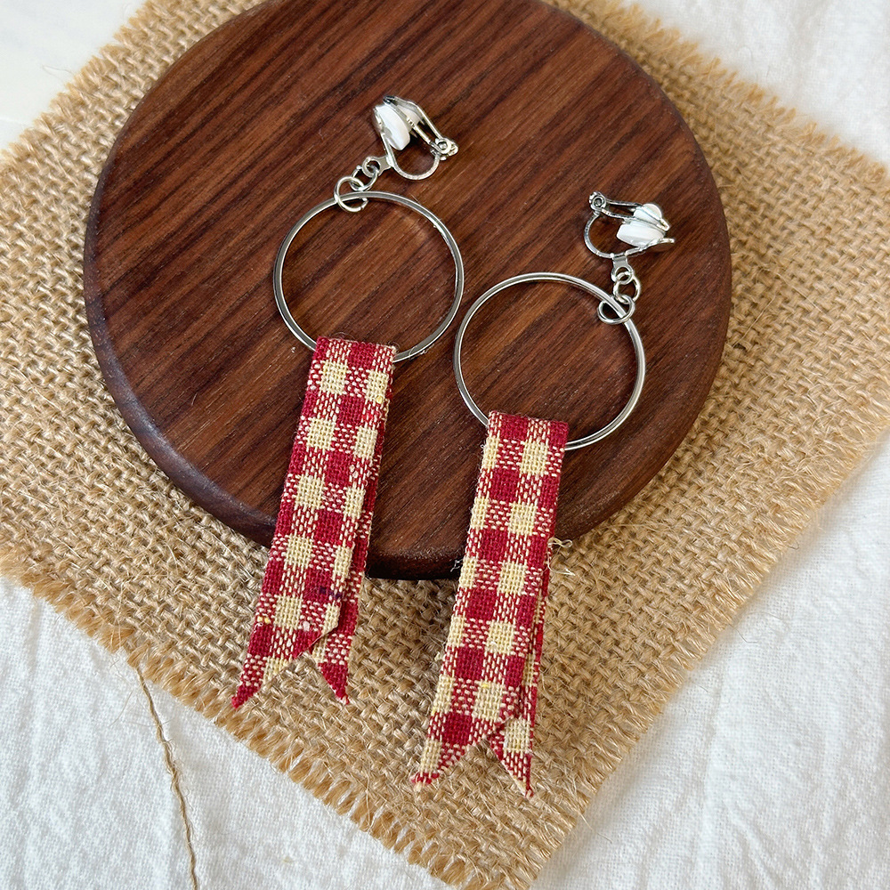 Versión coreana del clip para la oreja sin orejas de la celebridad de Internet clip para la oreja triangular con incrustaciones de diamantes de alta calidad Pendientes de Yiwu de temperamento simple femenino al por mayor