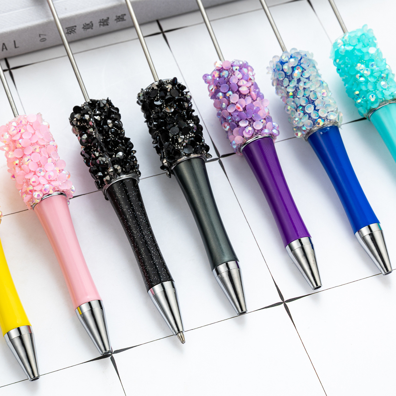 Pluma de cuentas de diamantes de color bricolaje creativo Spot al por mayor Pluma de plástico de corazón de niña linda Pluma de cuentas giratorias multicolor