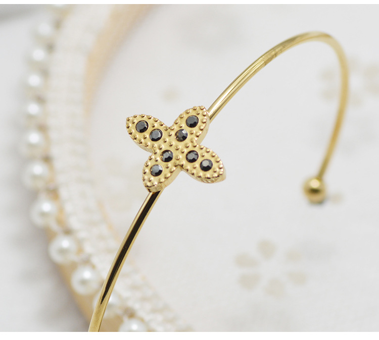Mode Einfaches Titanstahl Kreuz Blumenförmiges Diamantarmband Mit Eingelegten Diamanten display picture 6