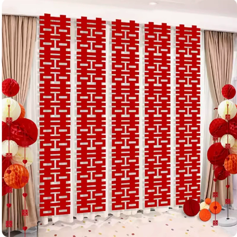 Брачная комната с длинными символами украшает большую наклейку со словом «привет».