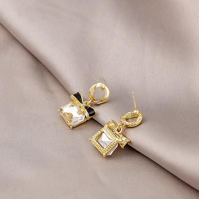 Retro black design square earrings with bow with zircon