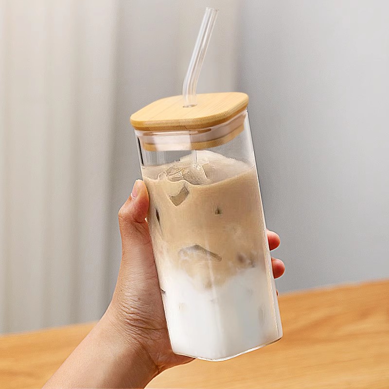 Pajita de vidrio con tapa de bambú