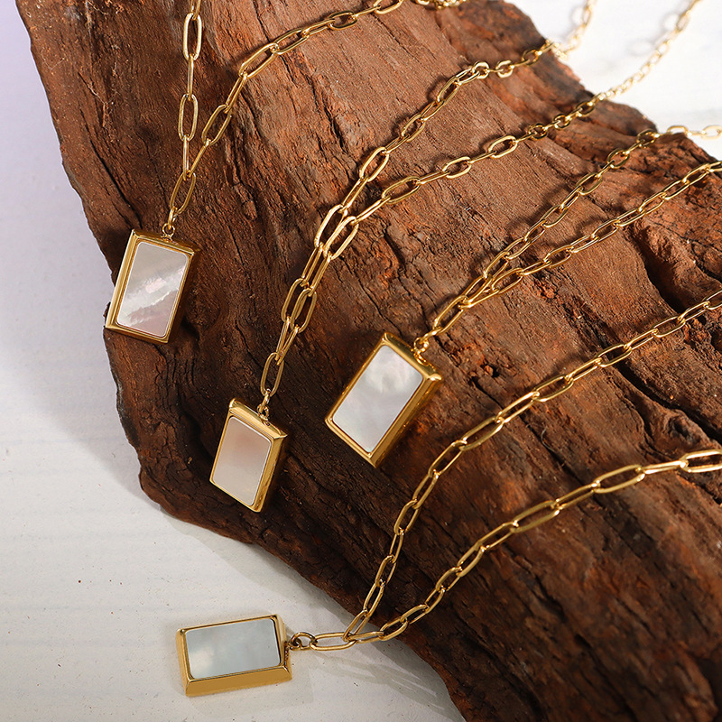 Colar versátil de luxo leve estilo francês Ins colar quadrado branco pôster colar titânio aço banhado a ouro corrente de osso de bloqueio_voghion.com