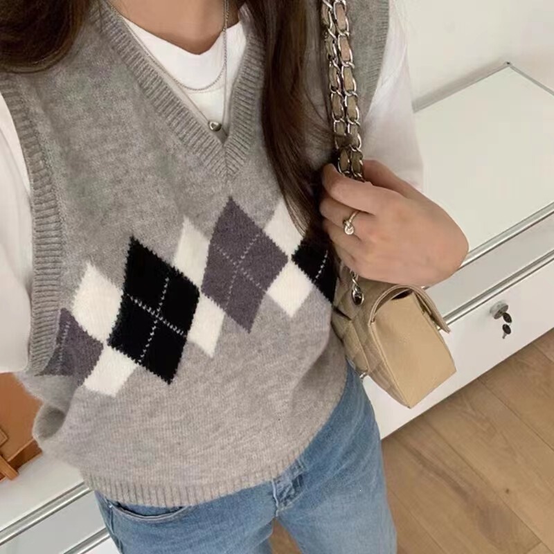 Academy-Style Jacquard V-Neck Layered Knit Vest for Women, 2026 Spring and Autumn New Diamond-Pattern Simple Sweater Vest for Women