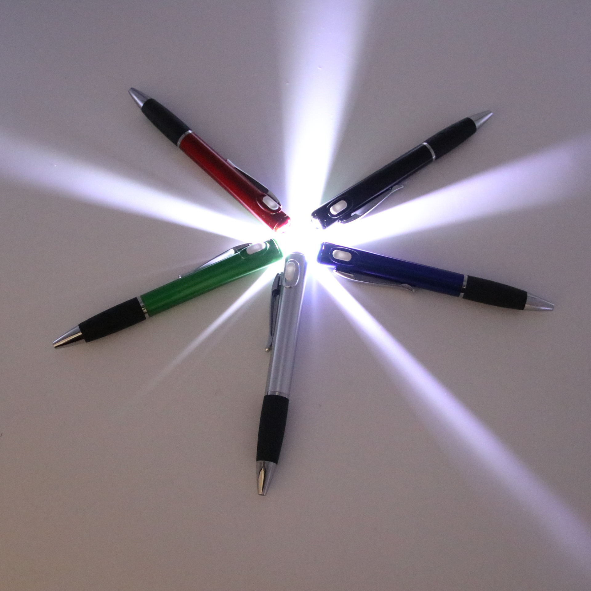 Luz LED pluma láser logo pluma de plástico de publicidad pluma de regalo bolígrafo pluma giratoria