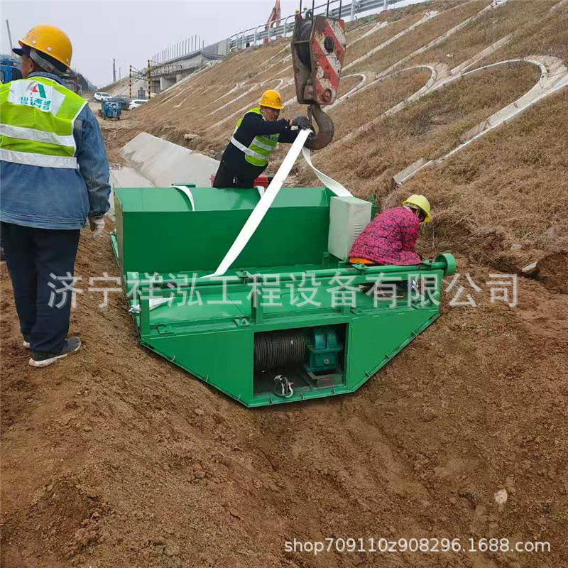 液压自走式水渠成型机 梯形沟渠滑模机 U型槽牵引式衬砌机