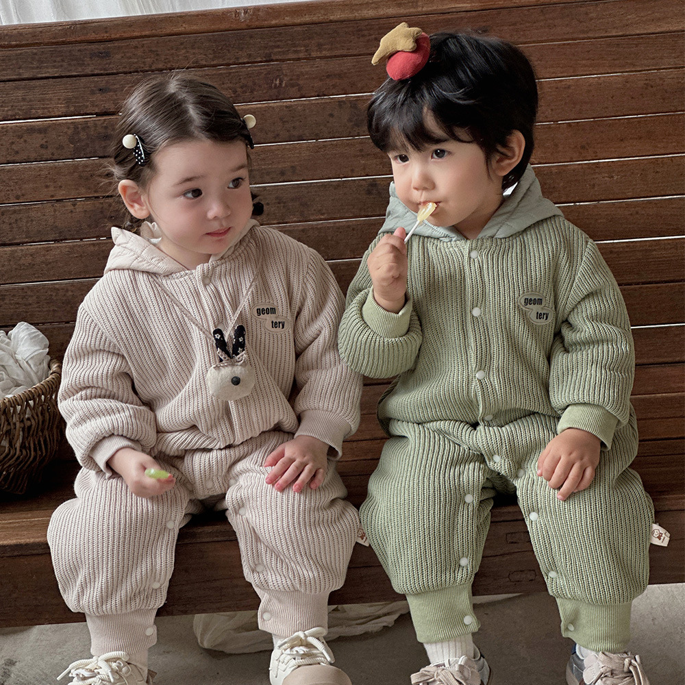 Ropa para niños coreanos otoño e invierno bebé hebilla completa mono tejido grueso acolchado ropa de salida de bebé con capucha