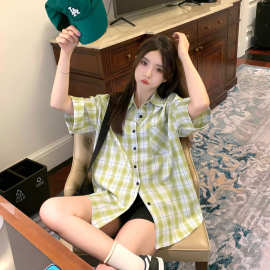 夏季小清新淡绿色格纹短袖衬衫女2026新款宽松小众设计感情侣上衣
