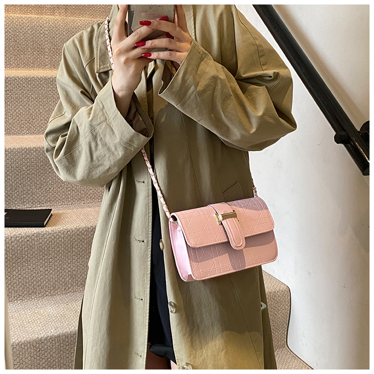 This stylish, high-quality, and trendy hand-held crossbody bag is a new cross-border women's bag for autumn and winter 2024. It features a checkered commuter single-shoulder bag undefined