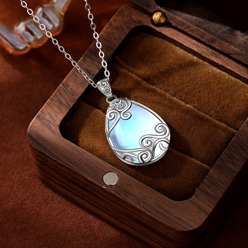 Collar de piedra lunar de plata de ley 925 Moda europea y americana Lujo ligero Patrón de alta gama Vid Colgante en forma de gota Cadena de clavícula