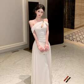 设计感露肩无袖连衣裙女夏季米白色法式裙子纯欲修身收腰a字长裙