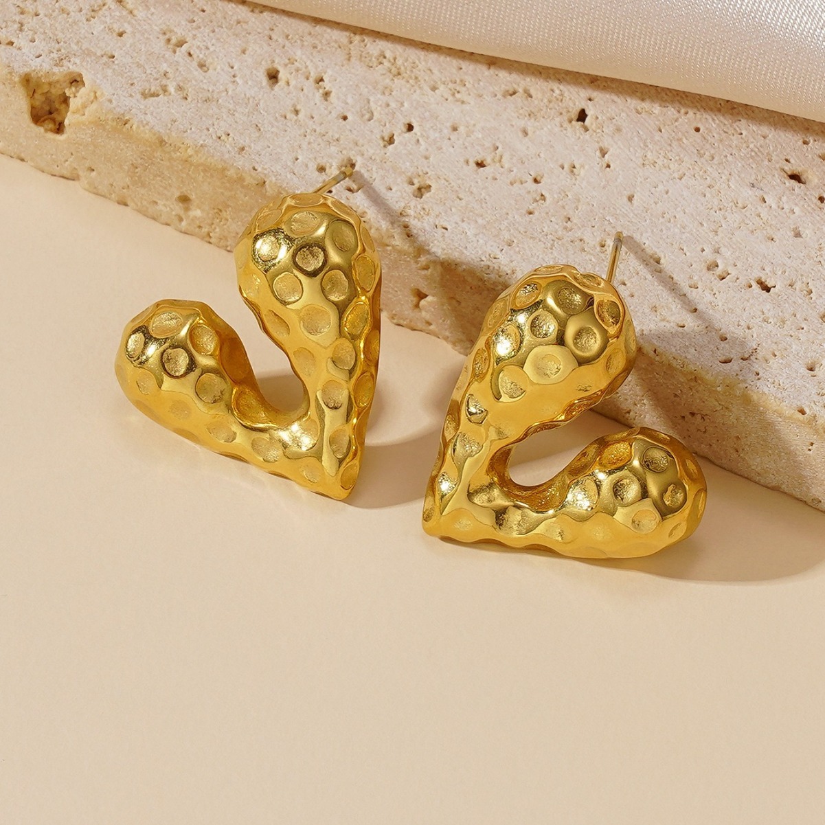Europa y los Estados Unidos nuevos aretes de diseño de alto nivel de amor irregulares de nicho simple acero de titanio chapado en oro joyas de moda auriculares