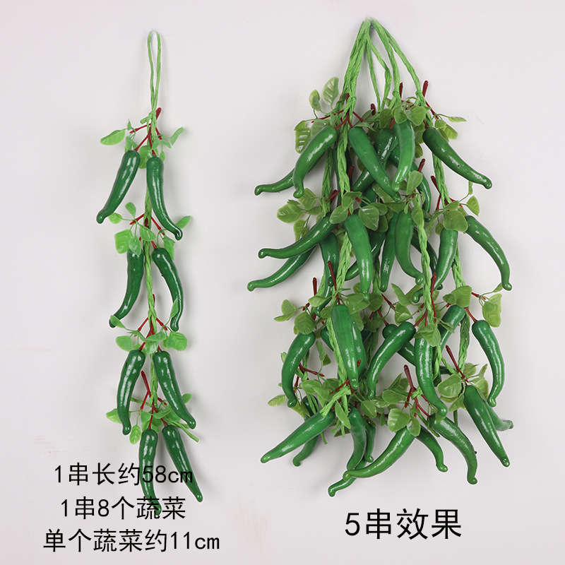 잎이 달린 녹색 고추 한 다발