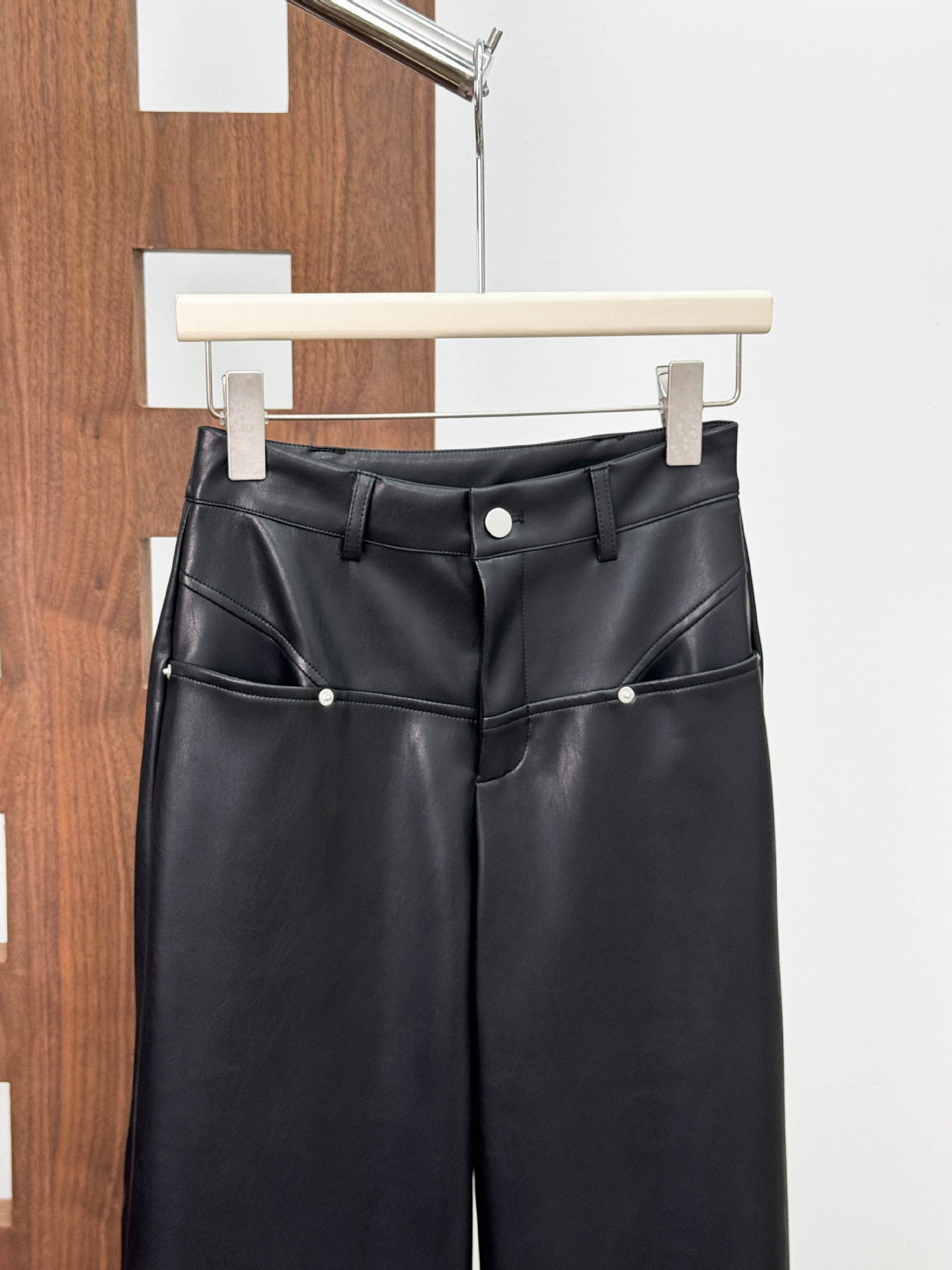 2025 otoño y invierno nuevos pantalones de piernas anchas de cuero negro de cintura alta y delgada pantalones de cuero rectos de tendencia casual universal