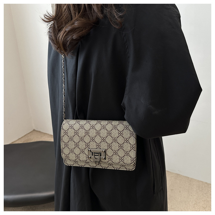 Cross-border women's bag 2024 New leopard print underarm bag, Korean style fashionable and trendy chain single-shoulder bag, riveted crossbody bag undefined