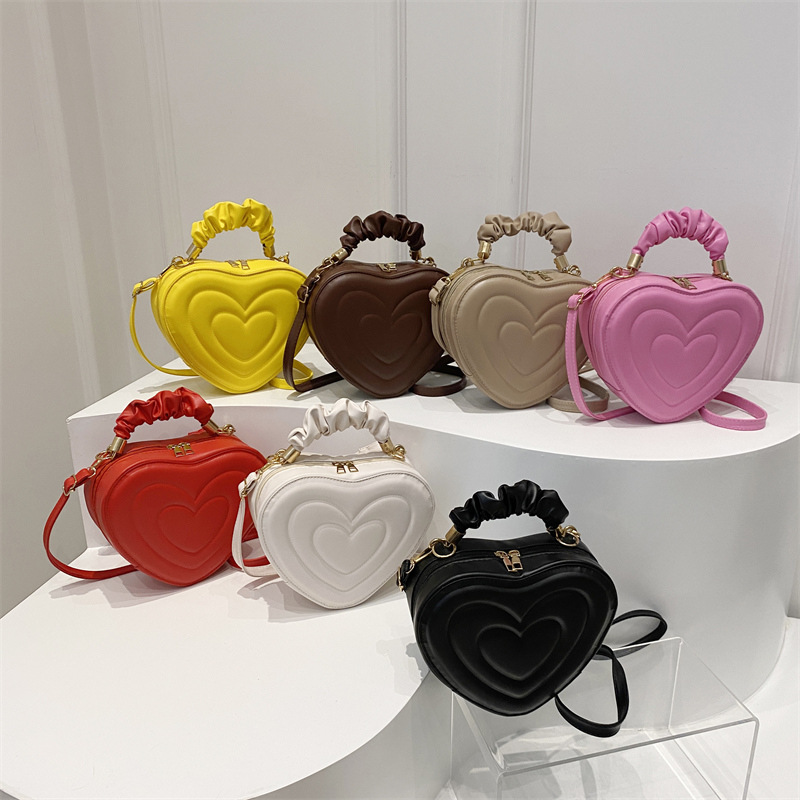 2024 otoño y invierno de mujeres nuevas caramelo de cáscara dura bolso de hombro de color corazón bolso de moda bolso de amor amor amor impresión