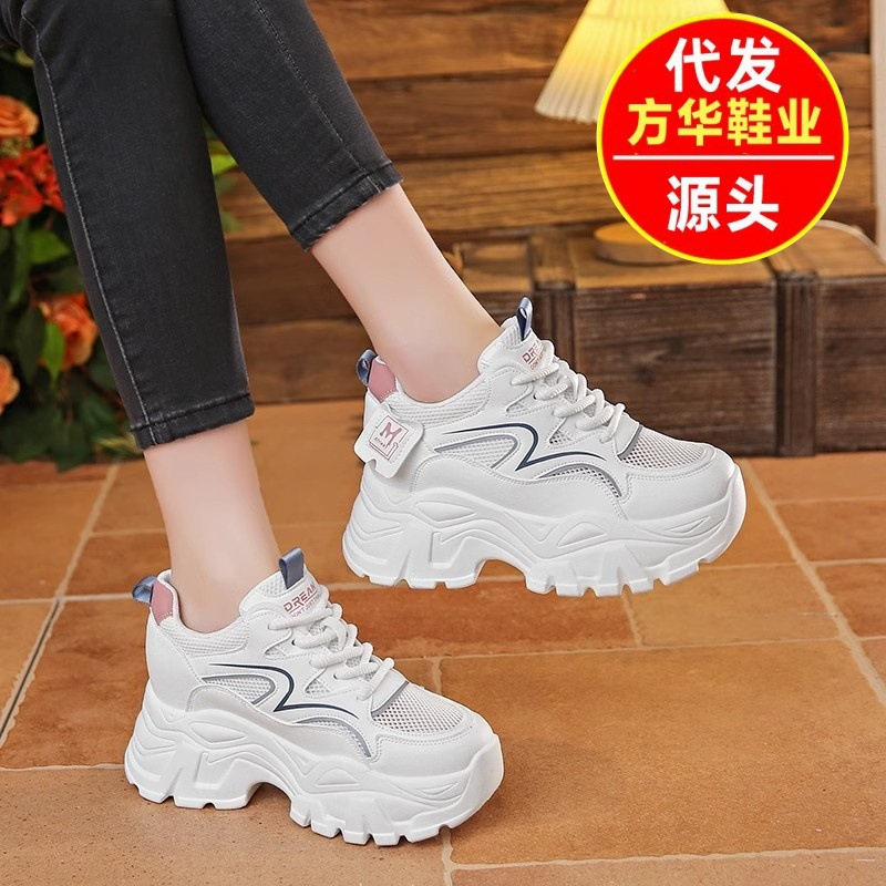 2025, nuevo otoño y invierno respirado en la red aumenta la altura de los zapatos deportivos casuales y blancos.