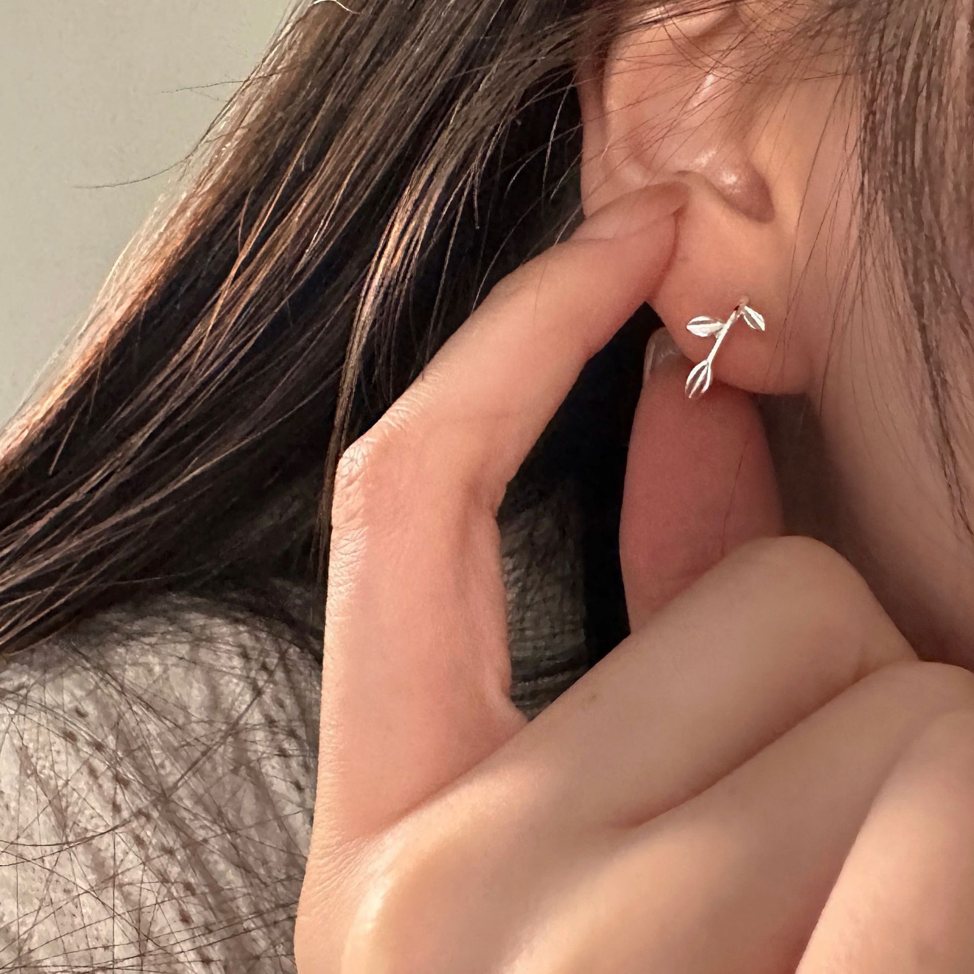 Pendientes de hoja pendientes de plata esterlina 925 pendientes de las mujeres simples pendientes de forma de hoja de plata brillante pendientes elegantes E9014