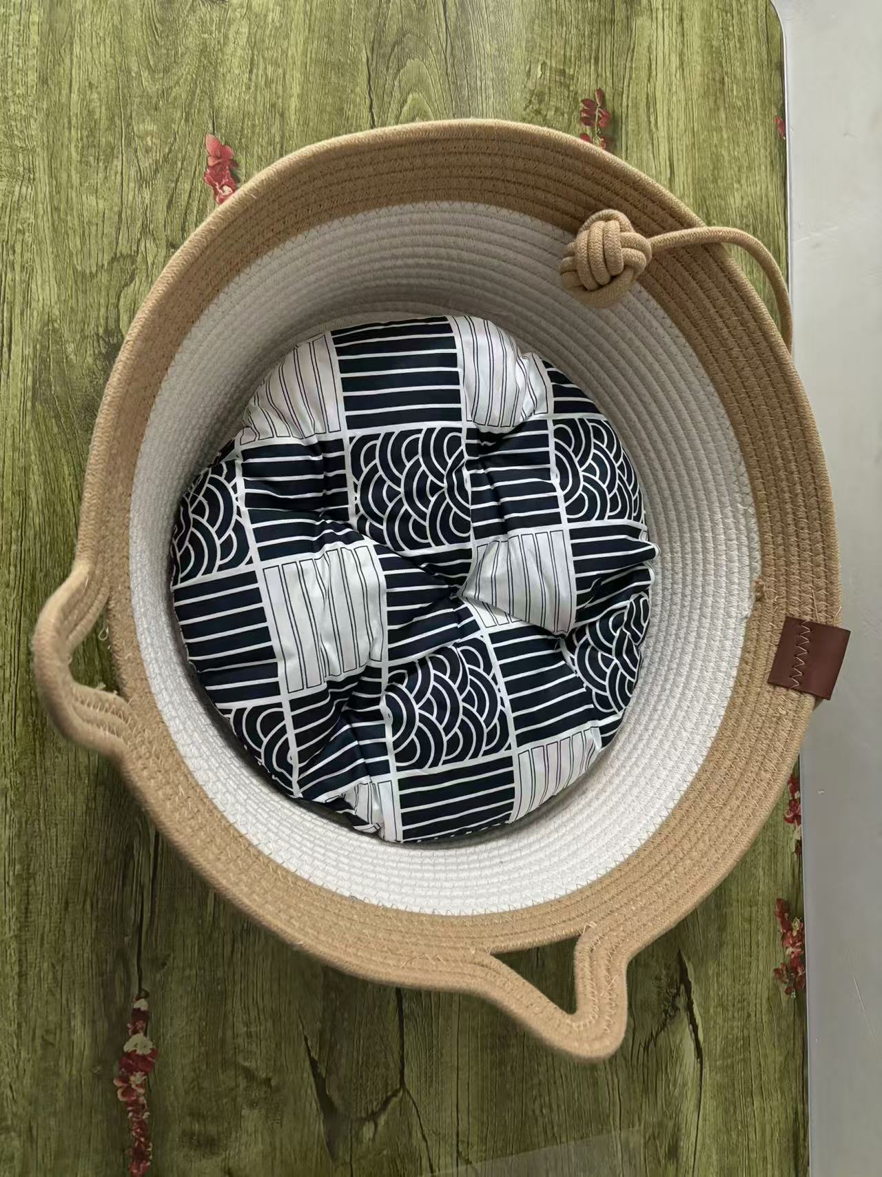 갈색 흰색 고양이 둥지 + 파란색 쿠션