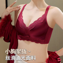 セクシーな下着の少女の胸は手のひらの杯を集めます。