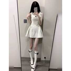 修身纯欲辣妹白色波点吊带连衣裙子女夏季收腰设计感小众蓬蓬短裙