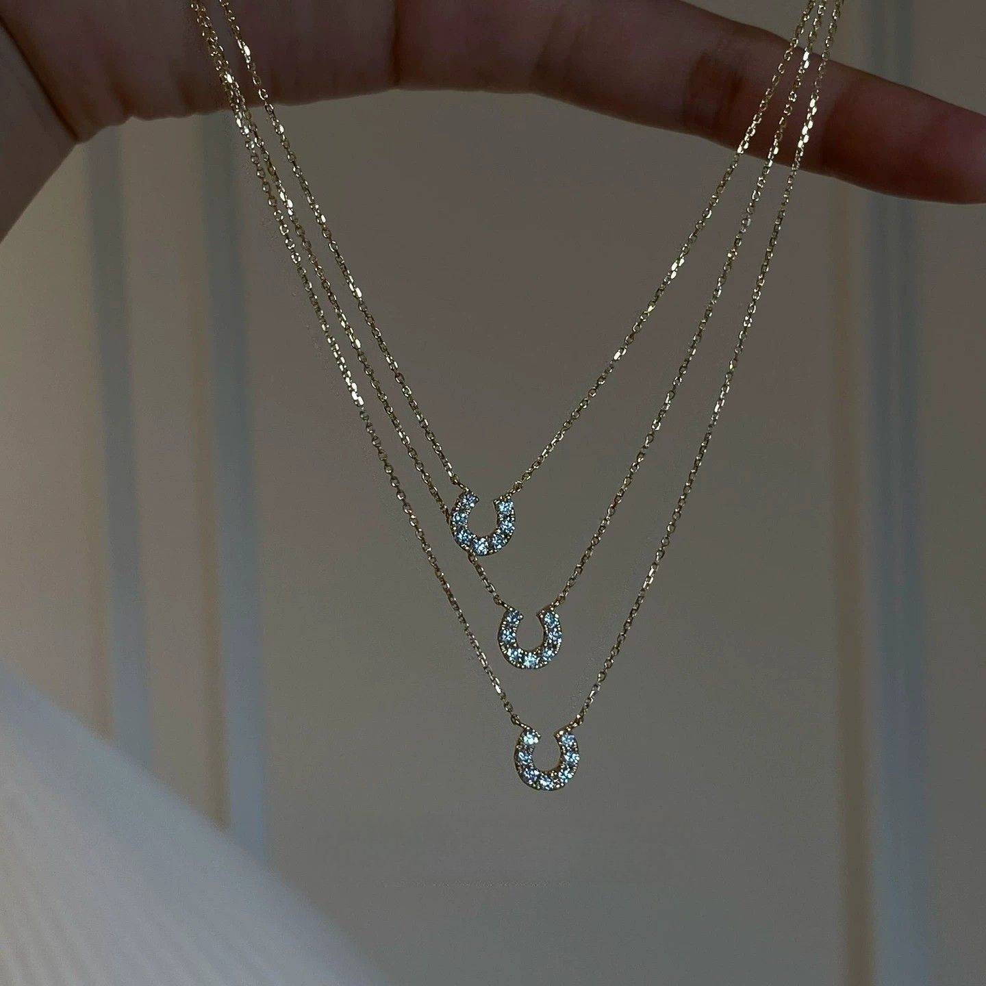 Titanium steel necklace with full diamond U-shaped horseshoe mini pendant, ultra-thin versatile choker, light luxury, exquisite and high-end sweater chain