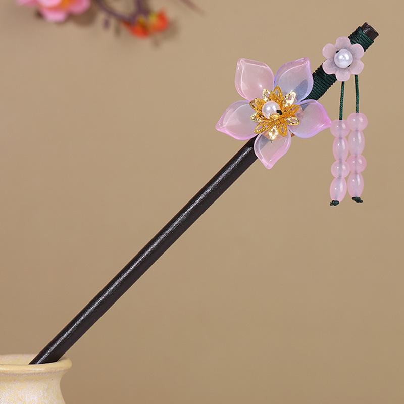 古風のかんざしの流蘇歩は木のかんざしの子供を揺らします。|undefined