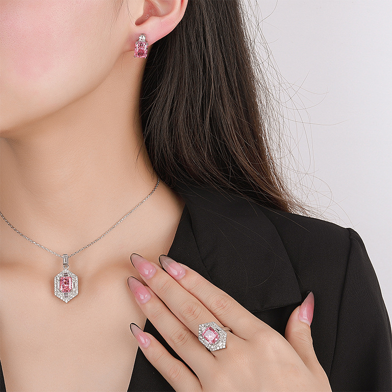 Otoño e invierno nuevo Zhuang Sheng joyería traje alto carbono diamante hielo flor corte cobre incrustaciones profundo Rosa diamante traje principal piedra 8*10