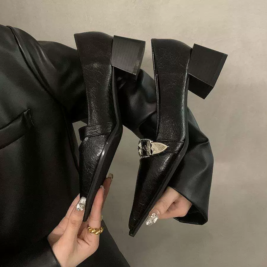 Черные туфли на толстом каблуке с острым носком для женщин 2025, новый корейский стиль, французские маленькие кожаные туфли, ретро лоферы для повседневной носки.