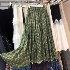 夏のレトロな格子縞の半身のスカートは腰を緩めてゆったりしています。