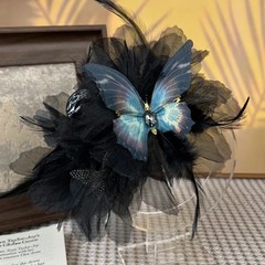 おしゃれな黒い蝶にサメのクリップがあります。