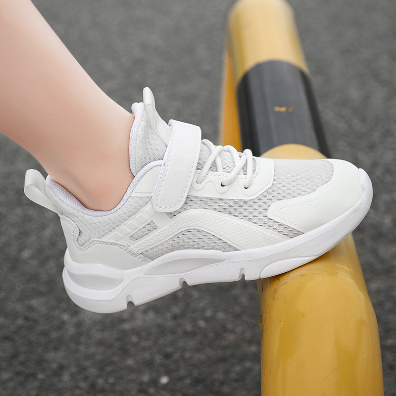 Zapatos para niños 2025 verano nuevo estilo zapatos deportivos para niños medianos y grandes