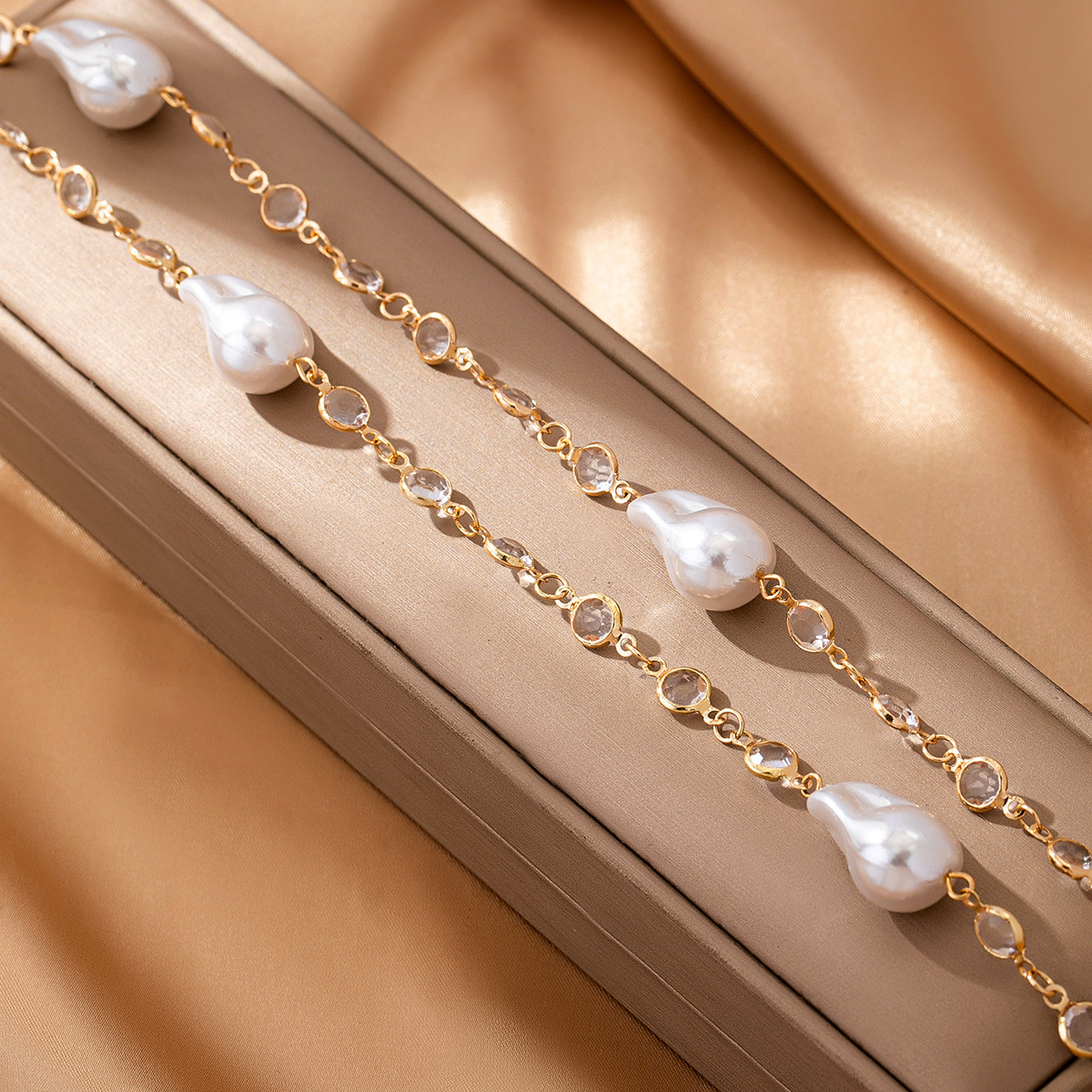 Minimalist Layered Necklace In Delicate Chains For Quiet Luxury_voghion.com