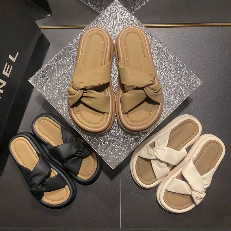 Травяные тапочки женщины летом носить 2025 новый фея ветер с юбкой с толстым дном пляжные сандалии модные беременные женщины