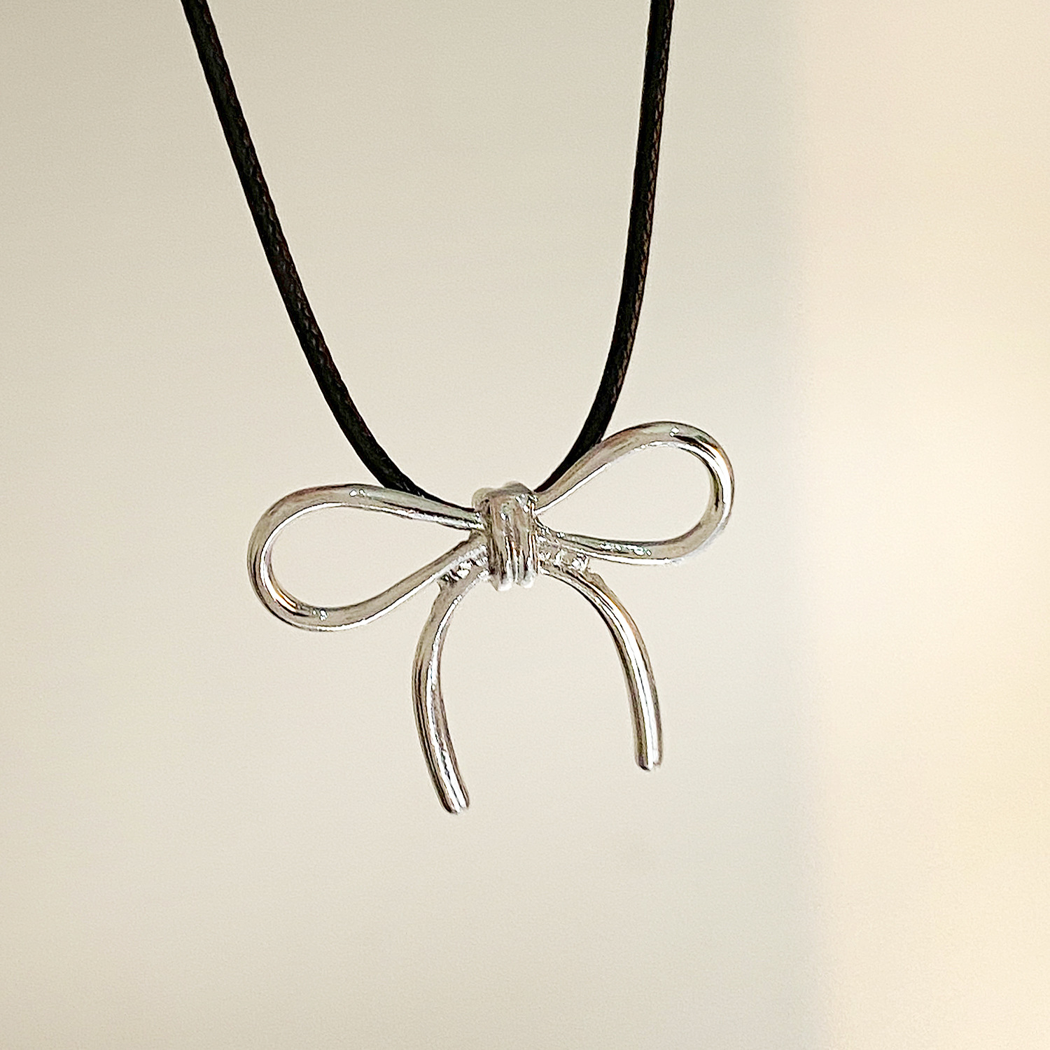 Lederhalskette mit Schmetterlingsknoten für Damen, angesagter Stil, exklusives Accessoire, elegante Halskette für süße, coole und sexy Mädchen_voghion.com