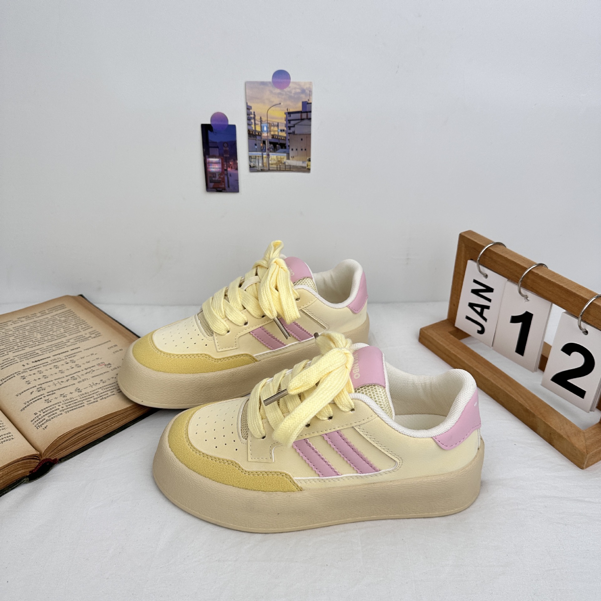 Zapatillas de todo fósforo de suela gruesa de onda lejana para estudiantes versión coreana de zapatos blancos Harajuku 2025 primavera nueva tendencia zapatos de lona en nombre del cabello