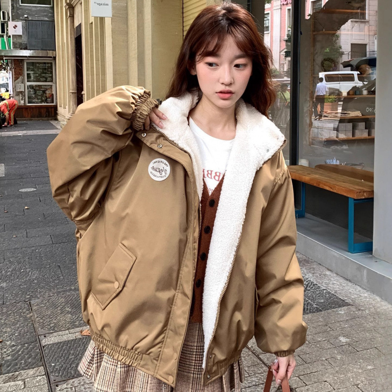 Algodón de la mujer de la escuela de la chaqueta de cuello vertical insignia otoño-invierno 2025 nuevo suelto delgado acolchado grueso abrigo cálido
