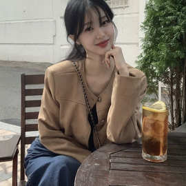 圆领麂皮西装外套女秋装新款2026法式高级感别致长袖开衫短款上衣