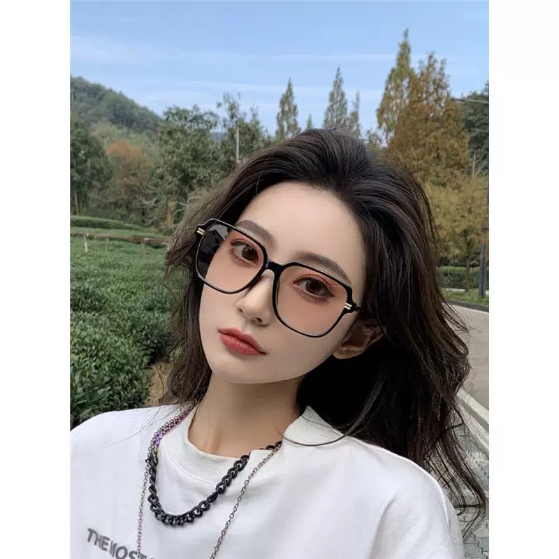 Новый стиль очков, которые носят после операции на двойном веке, легкая лазерная маска от шрамов в стиле ретро, ​​коричневые румяна без макияжа.