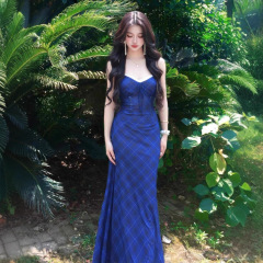 法式度假风格子吊带连衣裙2025年夏季时尚辣妹风设计感修身长裙女